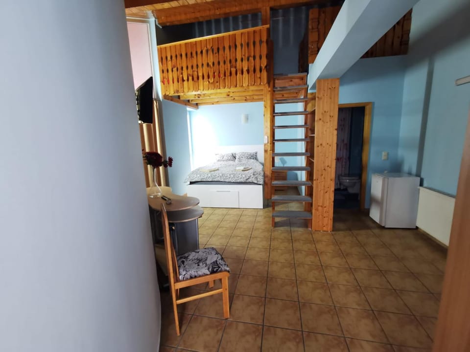 Bed, Photo of the whole room, Seating area, Bedroom, bunk bed