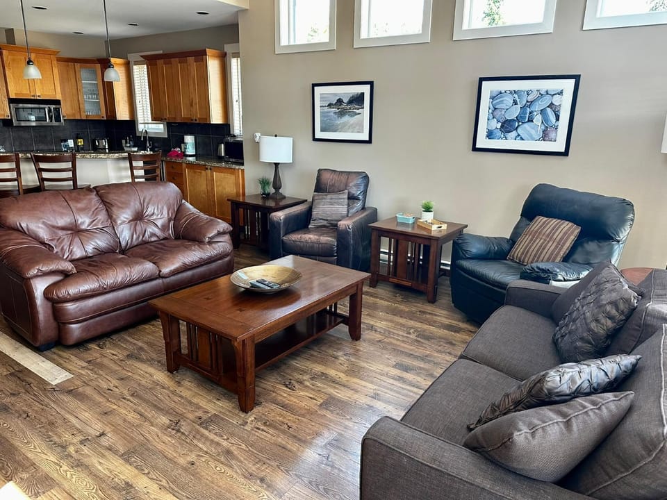 Sooke Harbour Penthouse - Luxurious 4 Bdrm Rental House in Vancouver Island