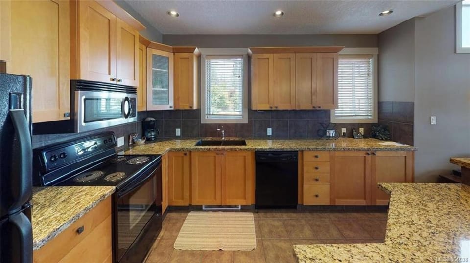 Sooke Harbour Penthouse - Luxurious 4 Bdrm Rental House in Vancouver Island