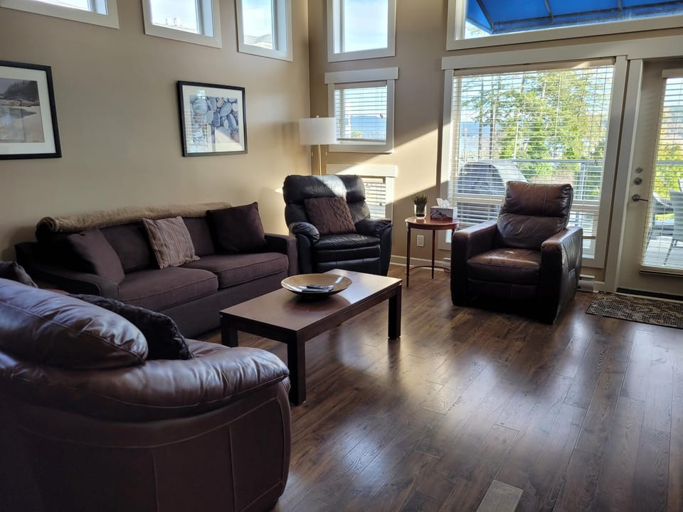 Sooke Harbour Penthouse - Luxurious 4 Bdrm Rental House in Vancouver Island