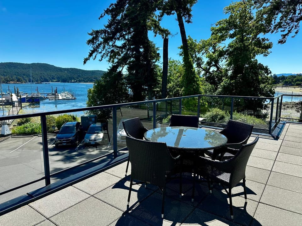 Sooke Harbour Penthouse - Luxurious 4 Bdrm Rental House in Vancouver Island