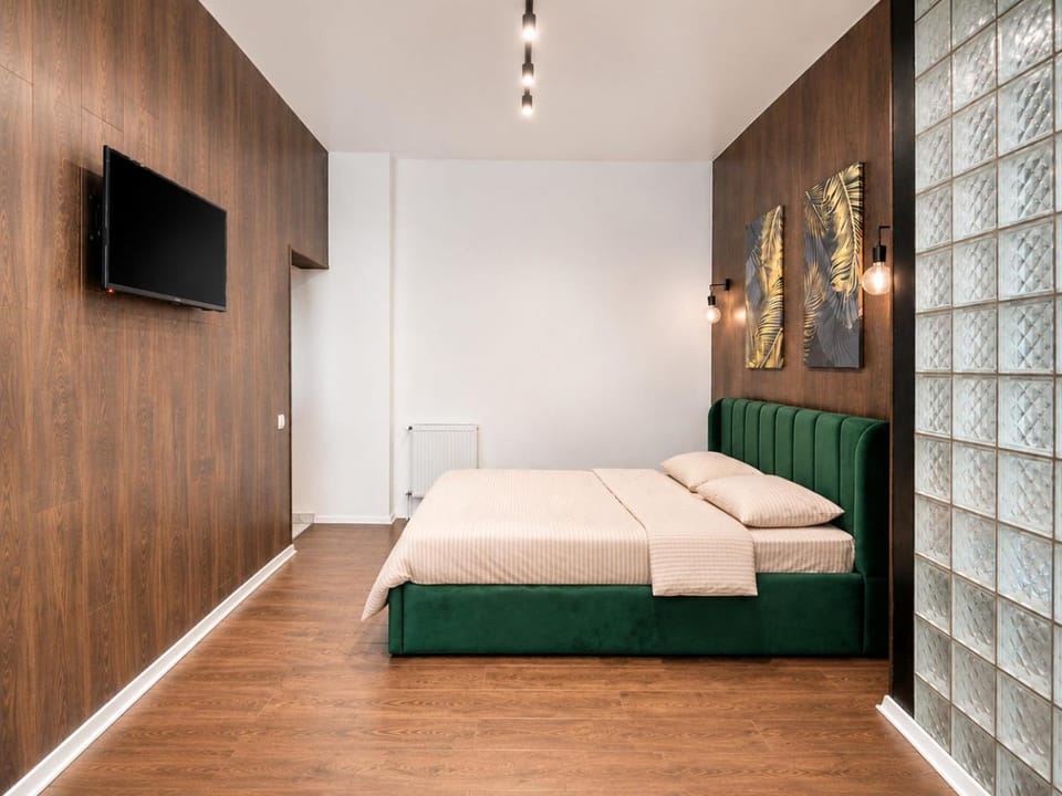 Bed, TV and multimedia, Photo of the whole room, Bedroom