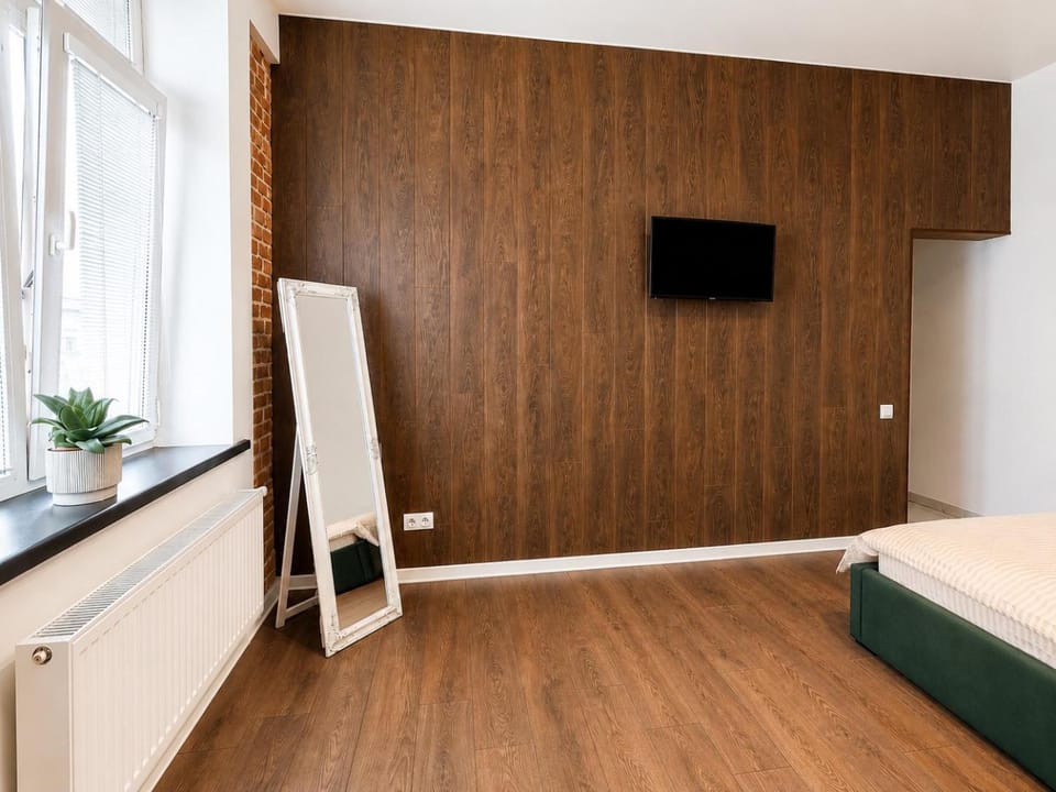 Bed, TV and multimedia, Photo of the whole room, Bedroom