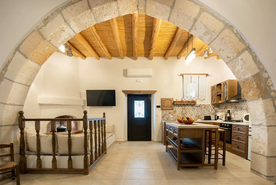 TV and multimedia, Kitchen or kitchenette, Living room, Seating area, Dining area, minibar, oven, pet friendly, stove, toaster