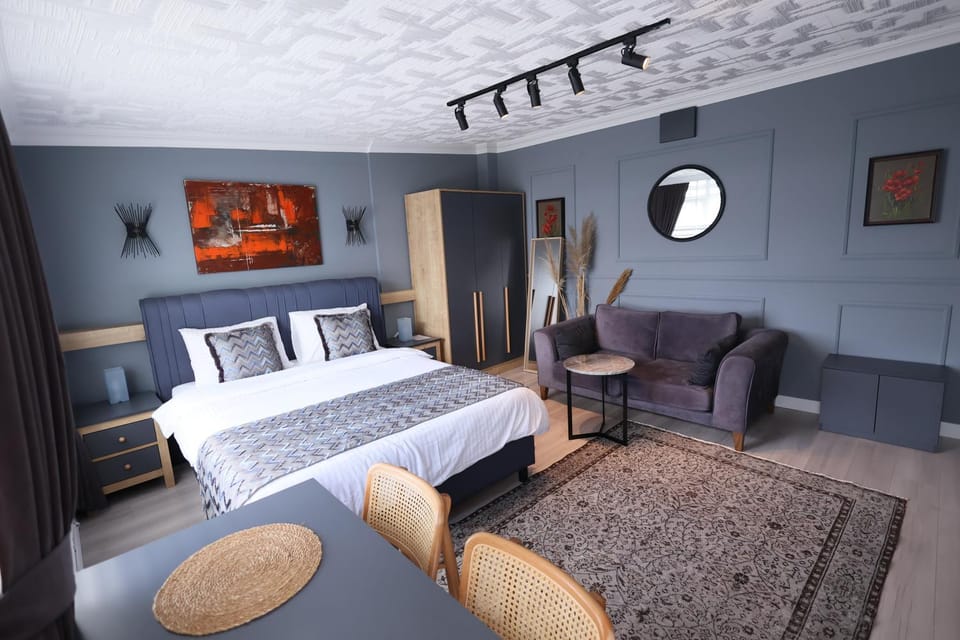 Bed, Photo of the whole room, Seating area