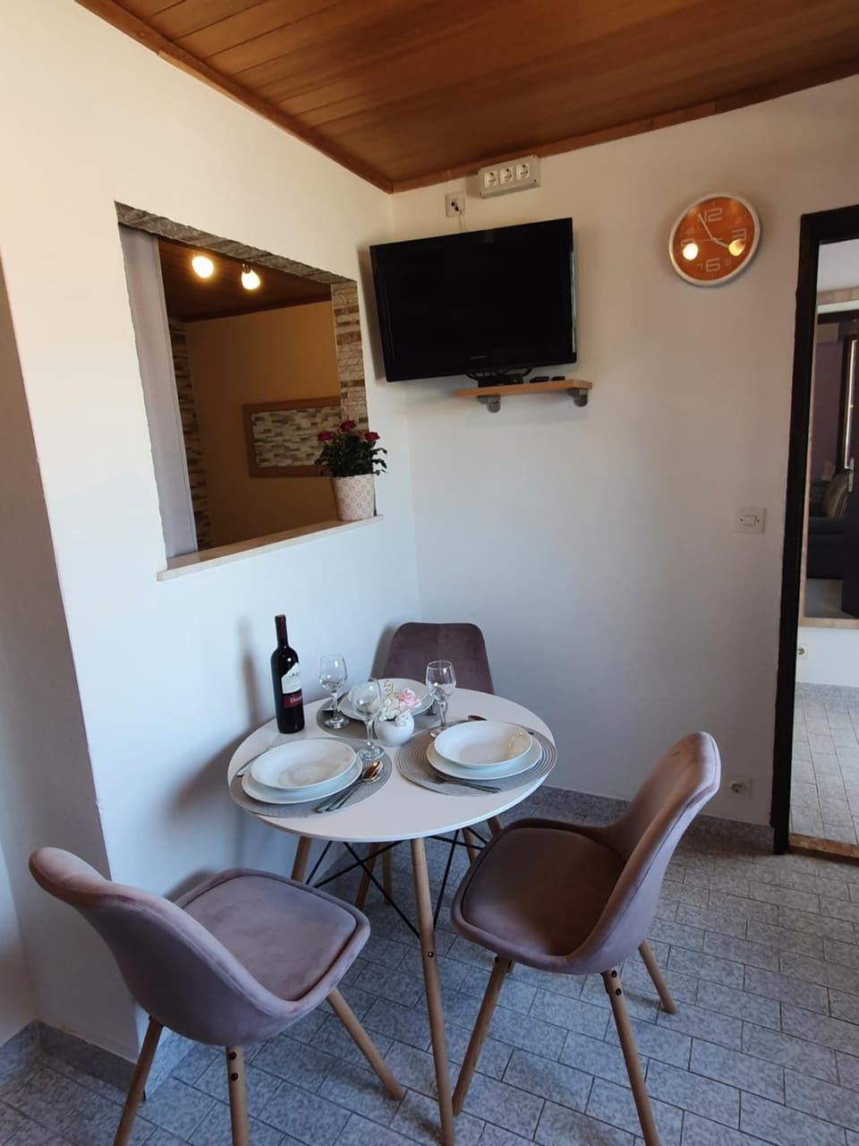TV and multimedia, Living room, Seating area, Dining area