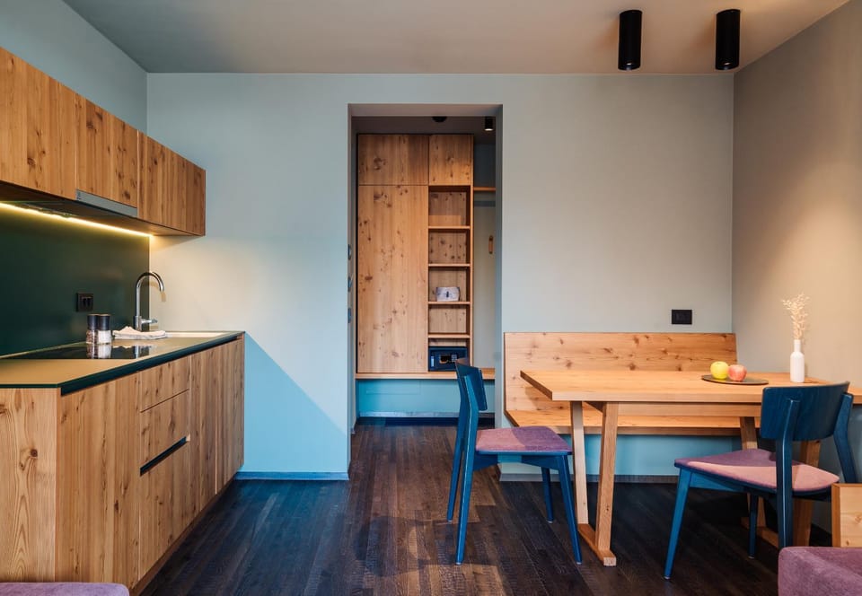 Kitchen or kitchenette, Dining area