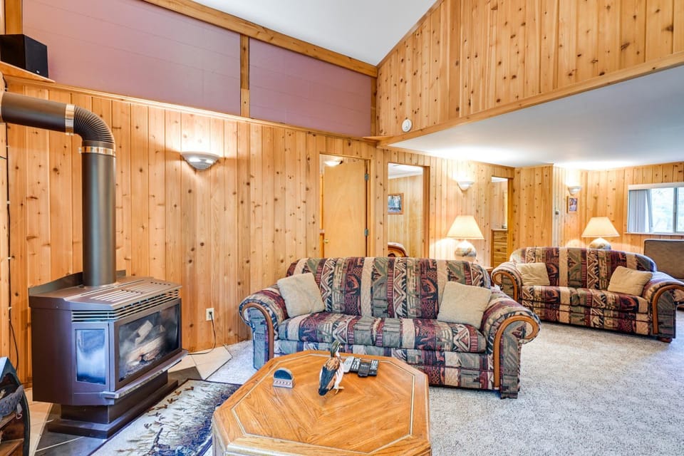 Harrison Cabin w/ Fire Pit & Elbow Lake Access! Cabin in Michigan
