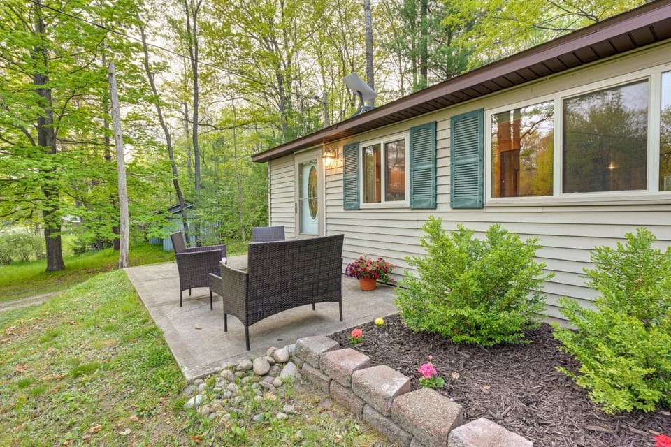 Harrison Cabin w/ Fire Pit & Elbow Lake Access! Cabin in Michigan