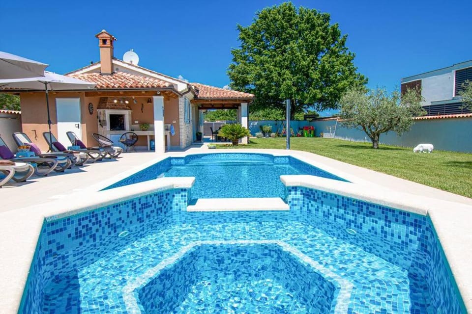 Charming Villa with Pool and Jacuzzi - by Istrabook Villa in Pula