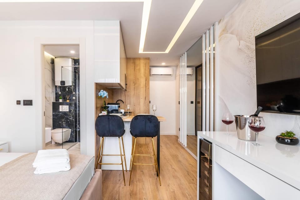 Bed, Kitchen or kitchenette, Living room, Photo of the whole room, Seating area, Dining area, Bedroom, towels, wardrobe
