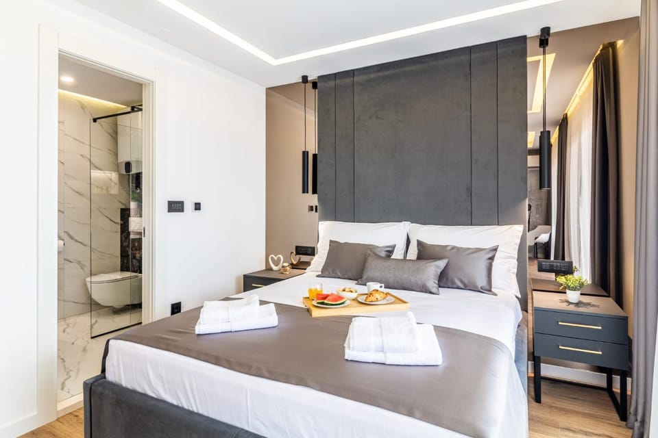 Bed, Food and drinks, Photo of the whole room, Seating area, Bedroom, Food, towels