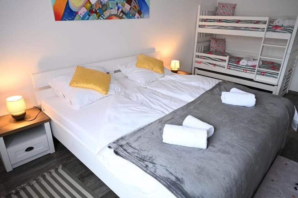 Bed, towels
