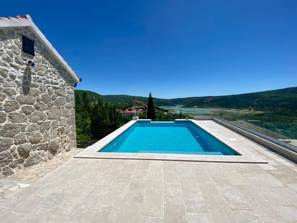 Property building, Day, Natural landscape, Lake view, Mountain view, Pool view, Swimming pool, Swimming pool