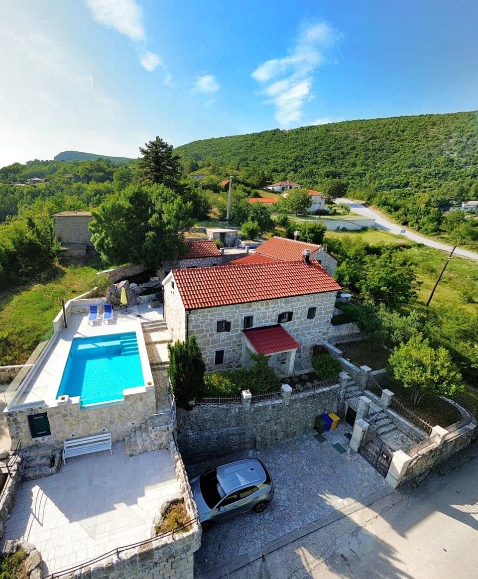 Property building, Day, Natural landscape, Bird's eye view, Mountain view, Pool view, Swimming pool, sunbed
