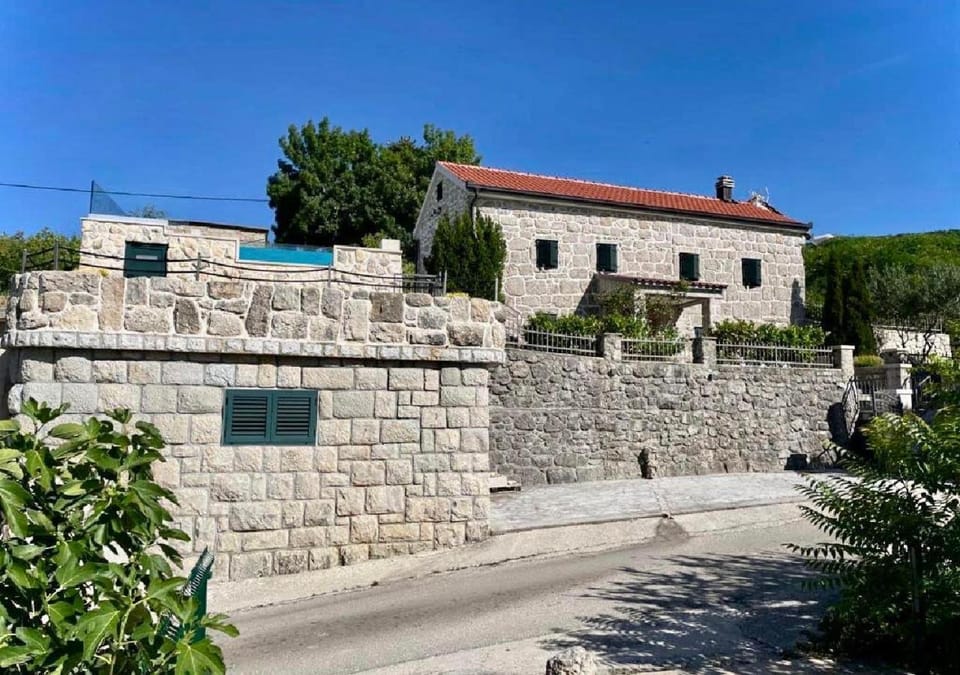 Property building, Day, Landmark view