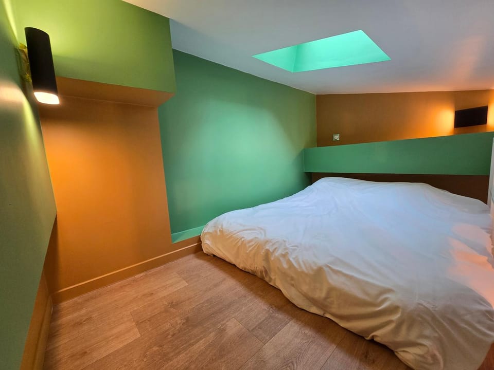 Photo of the whole room, Bedroom