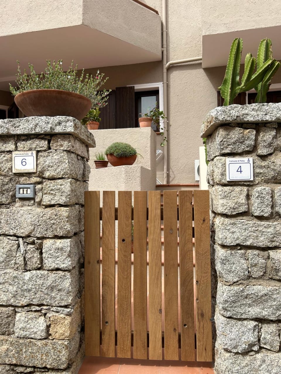 Property building, Patio, Balcony/Terrace