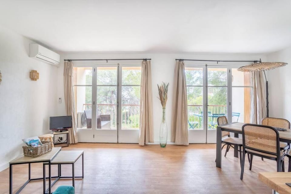 Communal lounge/ TV room, TV and multimedia, Balcony/Terrace, Living room, Seating area, Dining area, air conditioner