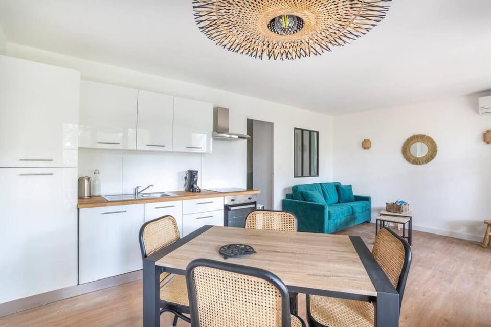 Kitchen or kitchenette, Living room, Seating area, Dining area, minibar, oven, pet friendly, stove