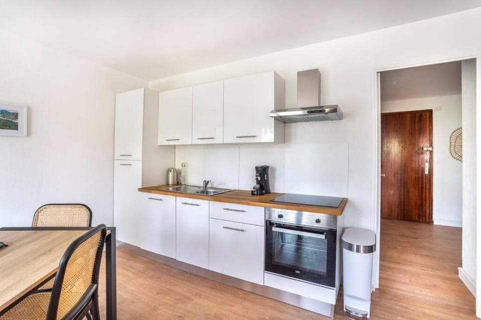 Kitchen or kitchenette, Dining area, dishwasher, minibar, oven, pet friendly, stove