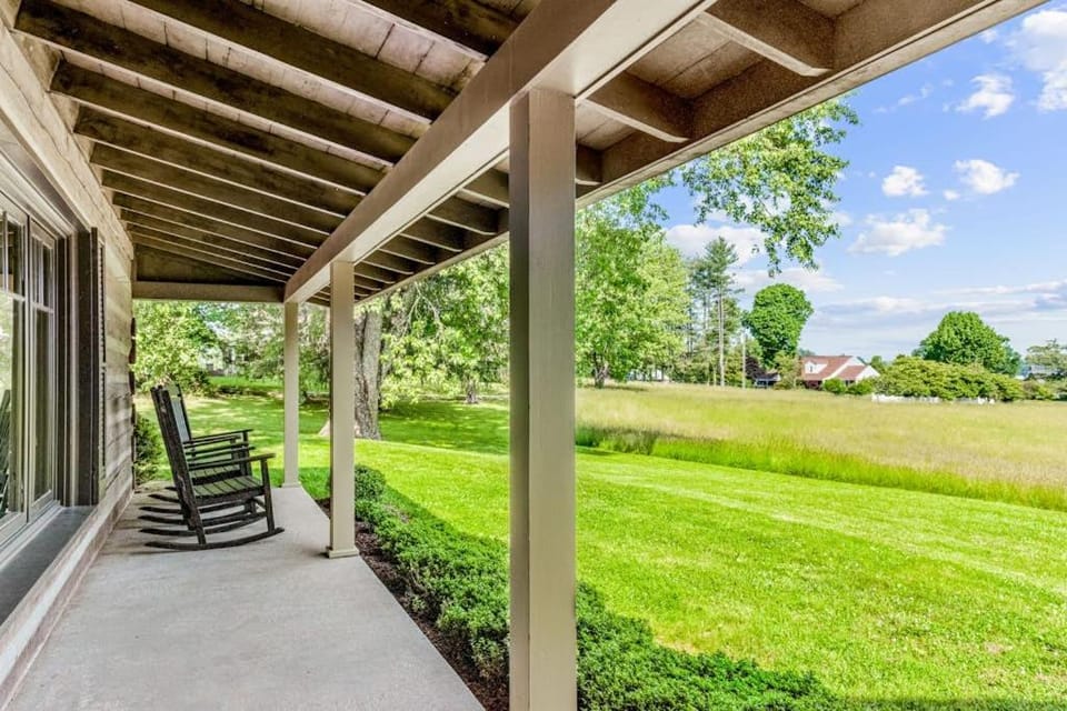 Justus Bluff House in Hendersonville