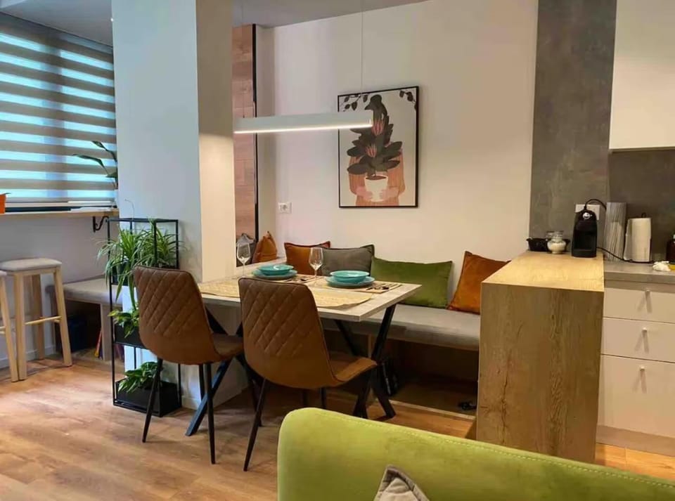 Coffee/tea facilities, Kitchen or kitchenette, Living room, Seating area, Dining area