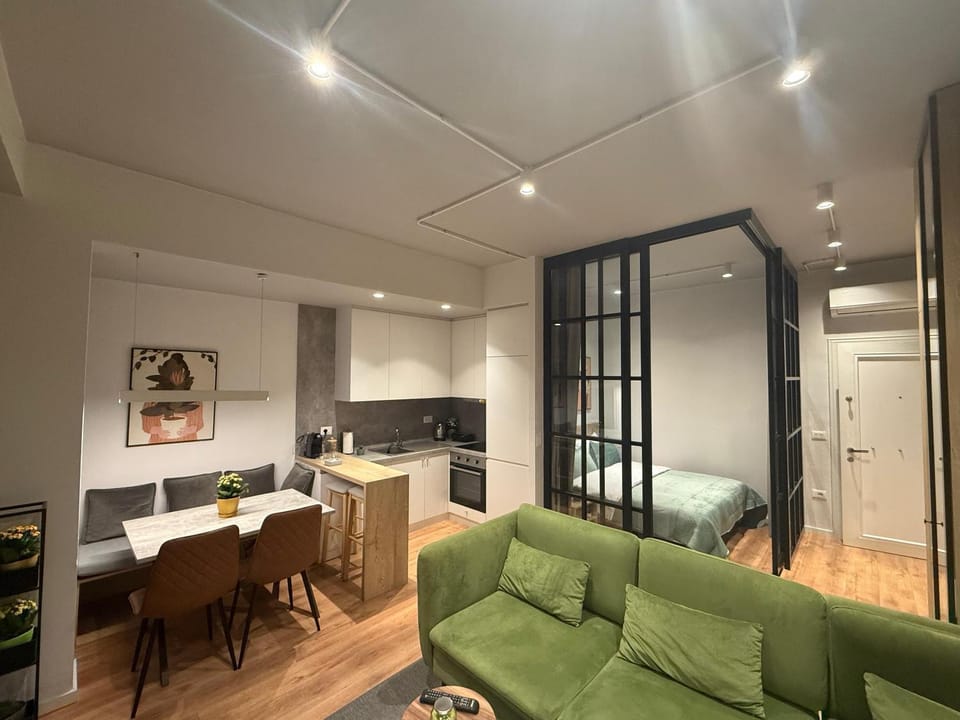 TV and multimedia, Kitchen or kitchenette, Living room, Seating area, Dining area
