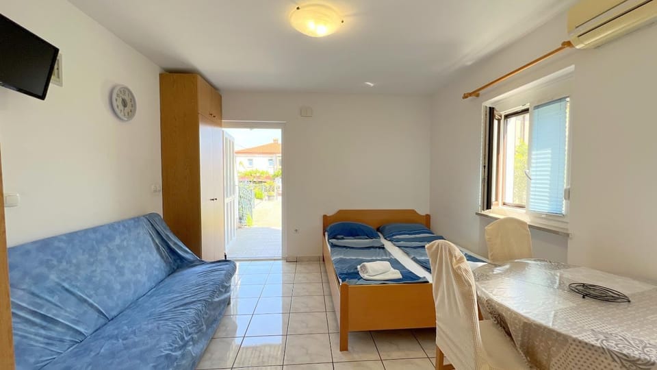 Bed, TV and multimedia, Seating area, Dining area