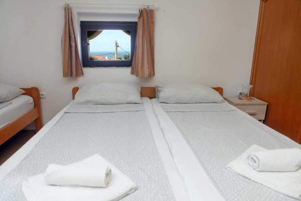 Bed, Bedroom, towels