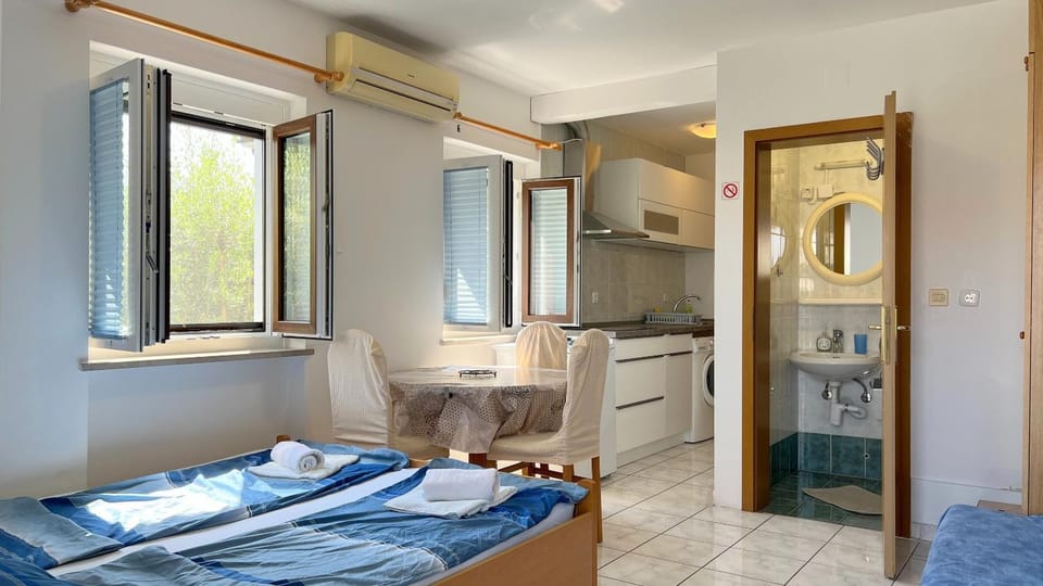Bed, Bathroom, Kitchen or kitchenette, Dining area