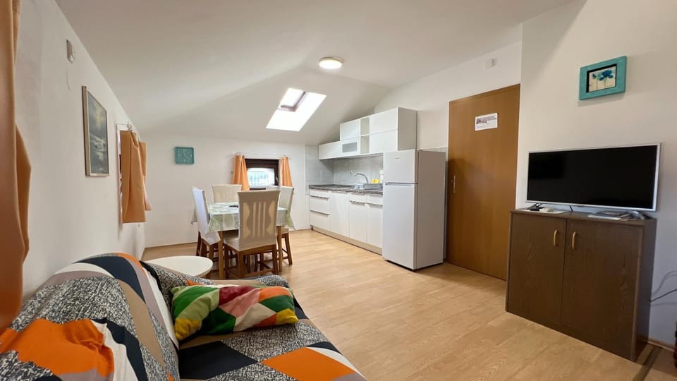 TV and multimedia, Kitchen or kitchenette, Seating area, Dining area