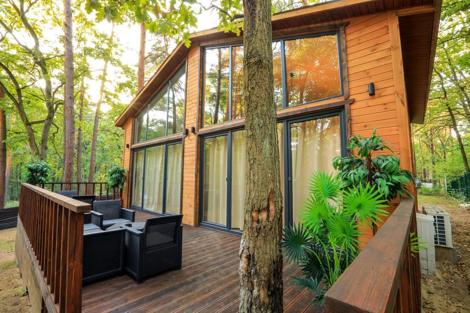 Property building, Spring, Day, Garden, View (from property/room), Balcony/Terrace, Dining area, Garden view