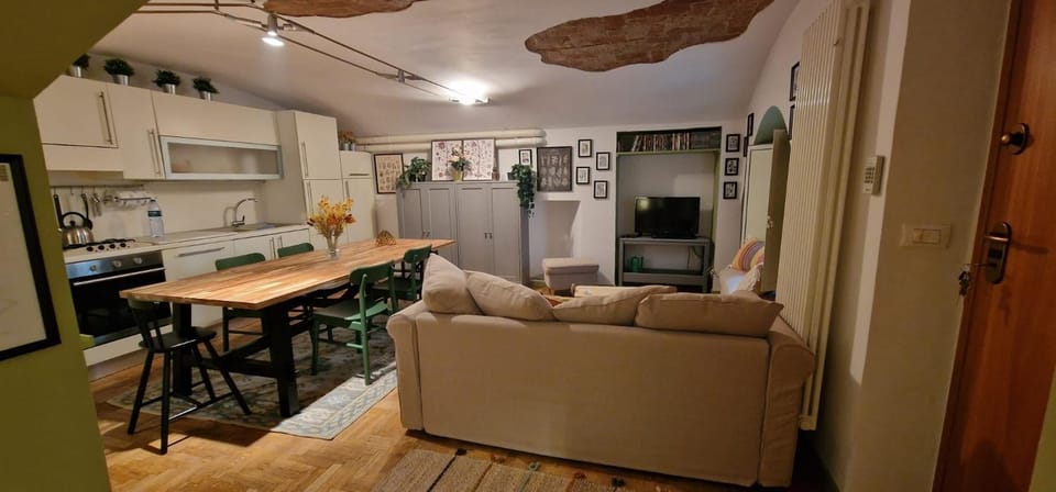 TV and multimedia, Kitchen or kitchenette, Living room, Seating area, locker