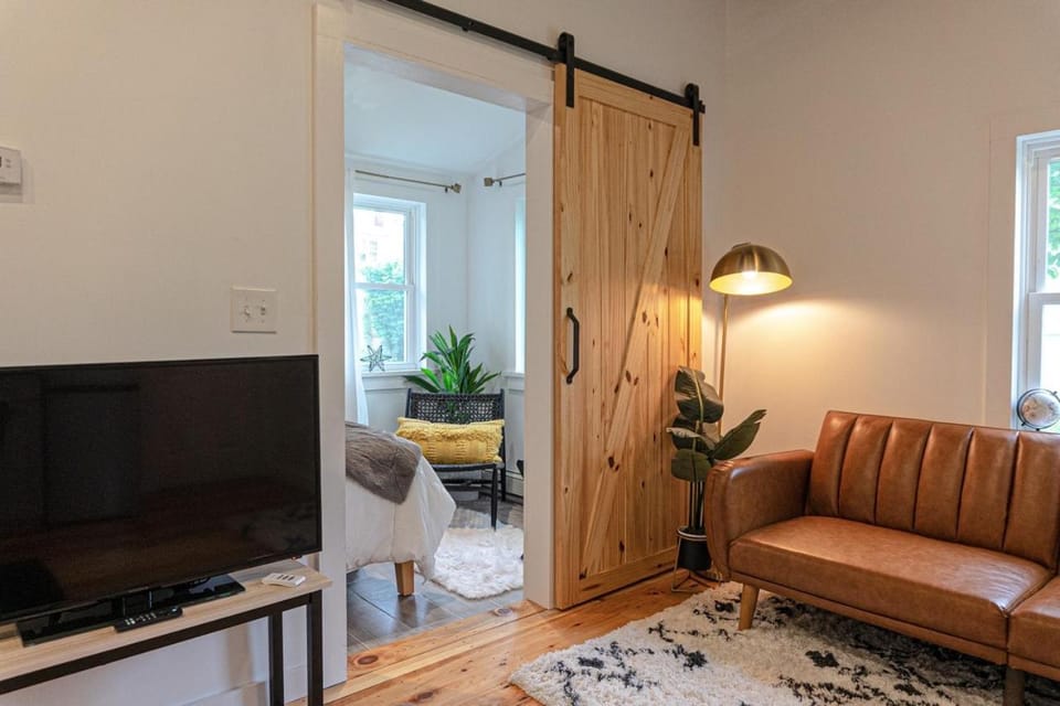 Bed, Living room, Seating area, Evening entertainment, Bedroom