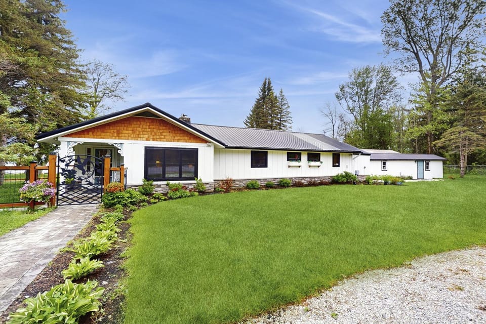 Shore Acres House in Isle La Motte