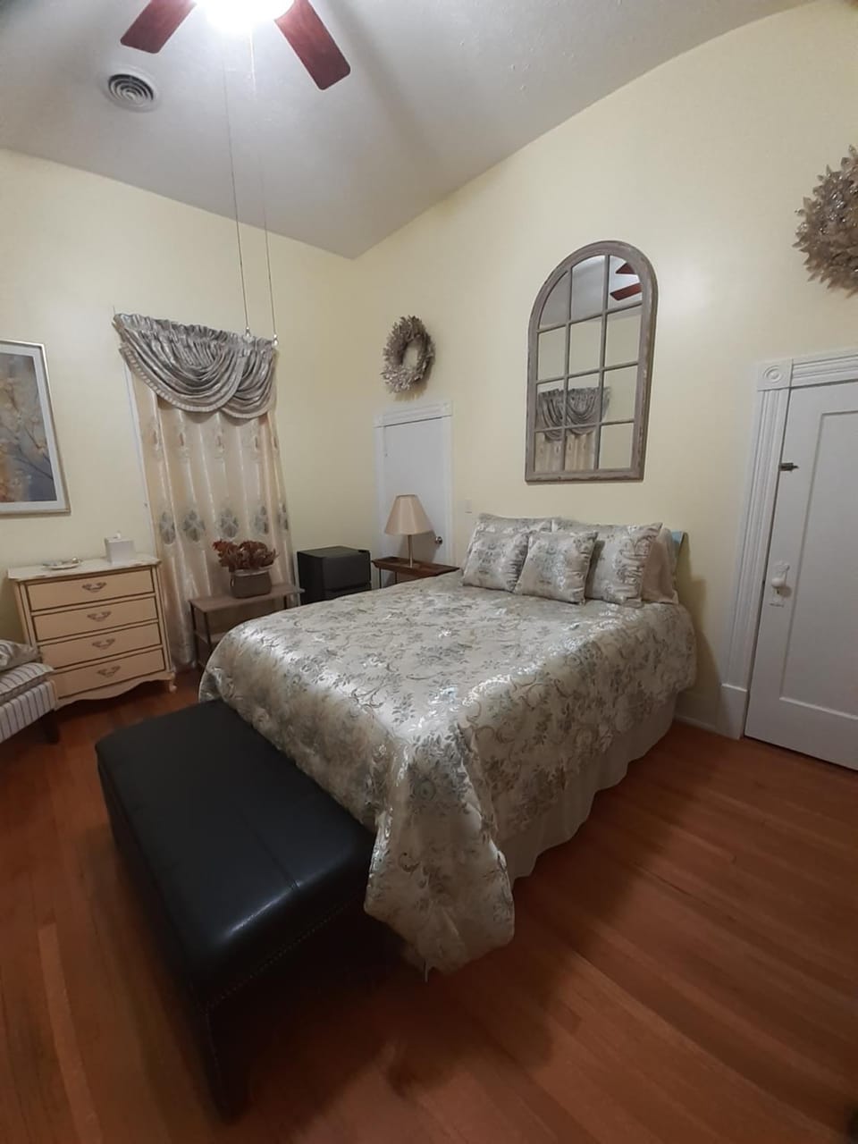 Cozy Turret Room at Nottingham Place in Wise with Plush Queen Bed, Private Detached Full Bath Vacation rental in Kentucky