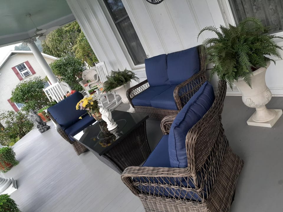 Cozy Turret Room at Nottingham Place in Wise with Plush Queen Bed, Private Detached Full Bath Vacation rental in Kentucky
