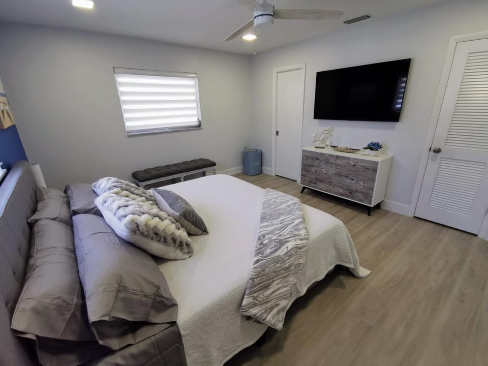 Bed, TV and multimedia, Photo of the whole room, Bedroom