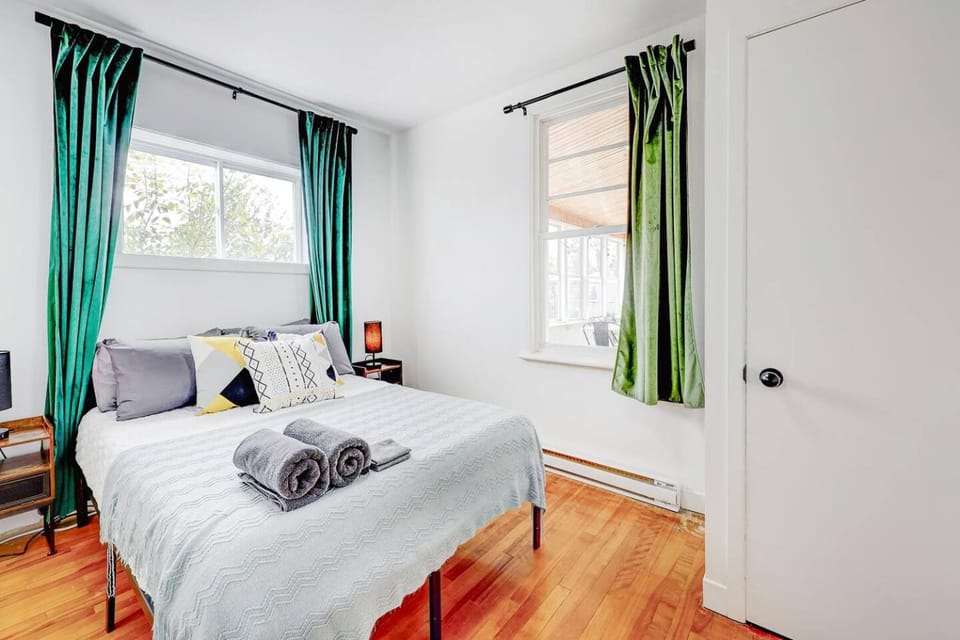 Modern 2BR Quebec City 10 min Old Quebec Patio Apartment in Quebec City