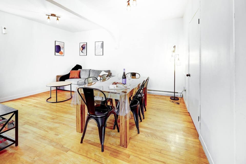Modern 2BR Quebec City 10 min Old Quebec Patio Apartment in Quebec City