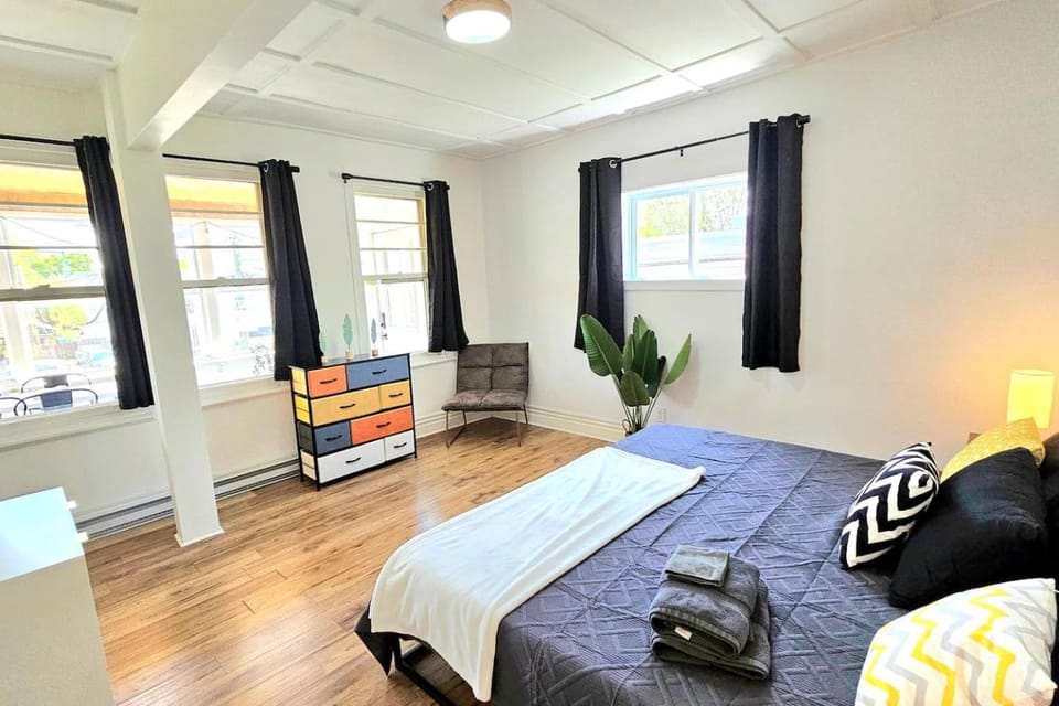 Modern 2BR Quebec City 10 min Old Quebec Patio Apartment in Quebec City