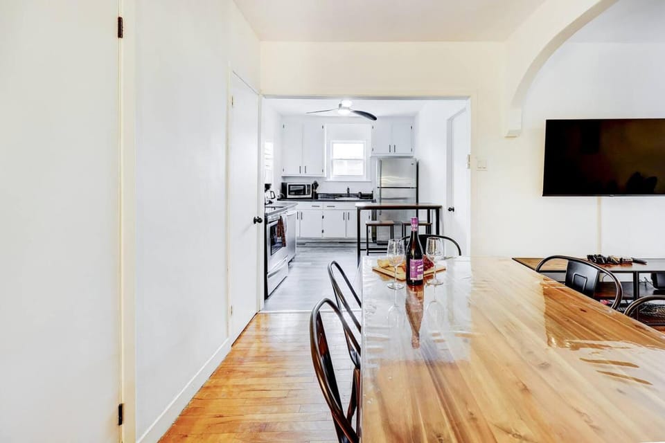 Modern 2BR Quebec City 10 min Old Quebec Patio Apartment in Quebec City