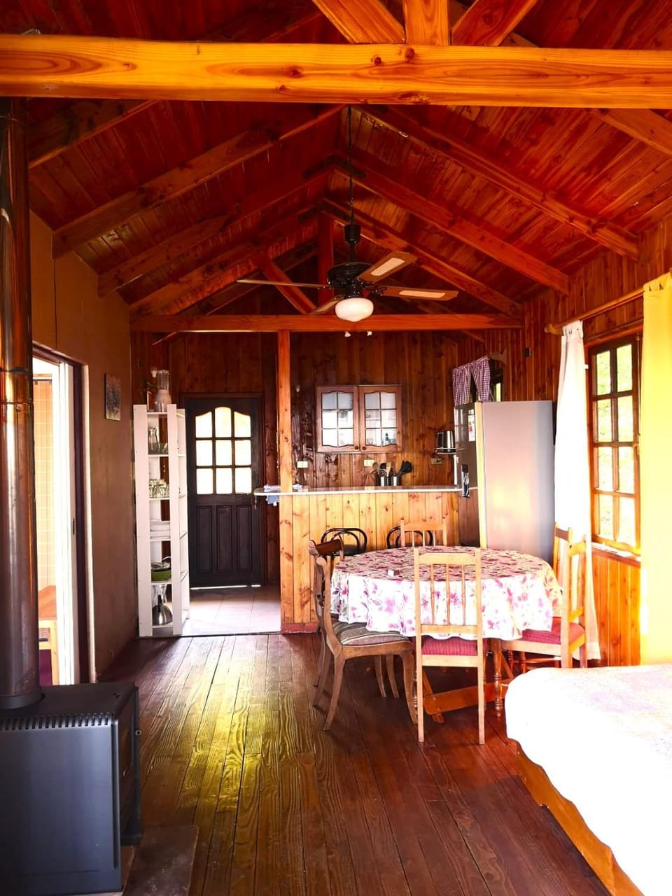 Kitchen or kitchenette, Dining area, fireplace