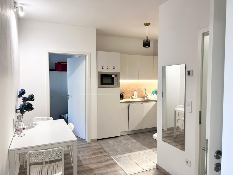 Kitchen or kitchenette, Dining area