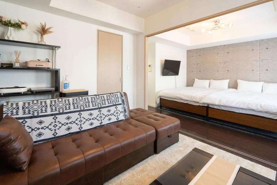 Bed, TV and multimedia, Living room, Seating area, Bedroom