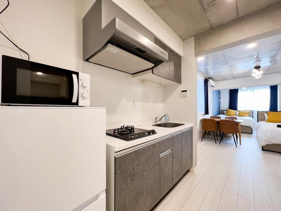 Kitchen or kitchenette, minibar, stove