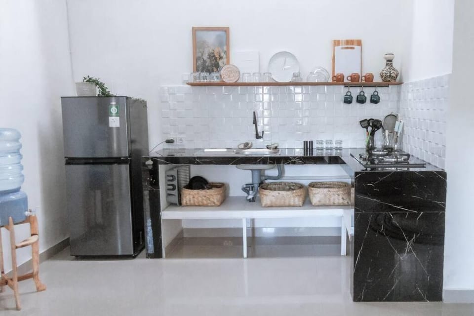 Coffee/tea facilities, Kitchen or kitchenette, stove