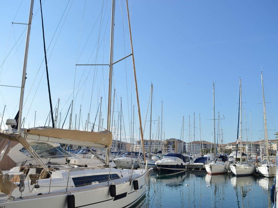 Studio Cabine 4 Pers avec Aperçu Mer, Proche Plage, Terrasse, Parking Privé et Clim à Fréjus - FR-1-226A-158 Cabin in Fréjus