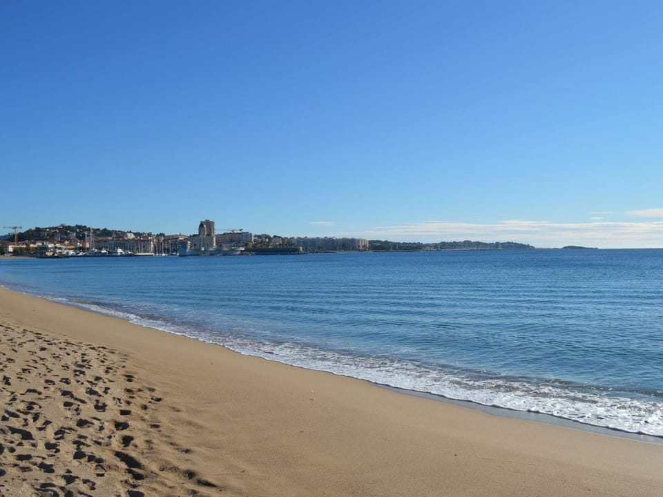Studio Cabine 4 Pers avec Aperçu Mer, Proche Plage, Terrasse, Parking Privé et Clim à Fréjus - FR-1-226A-158 Cabin in Fréjus